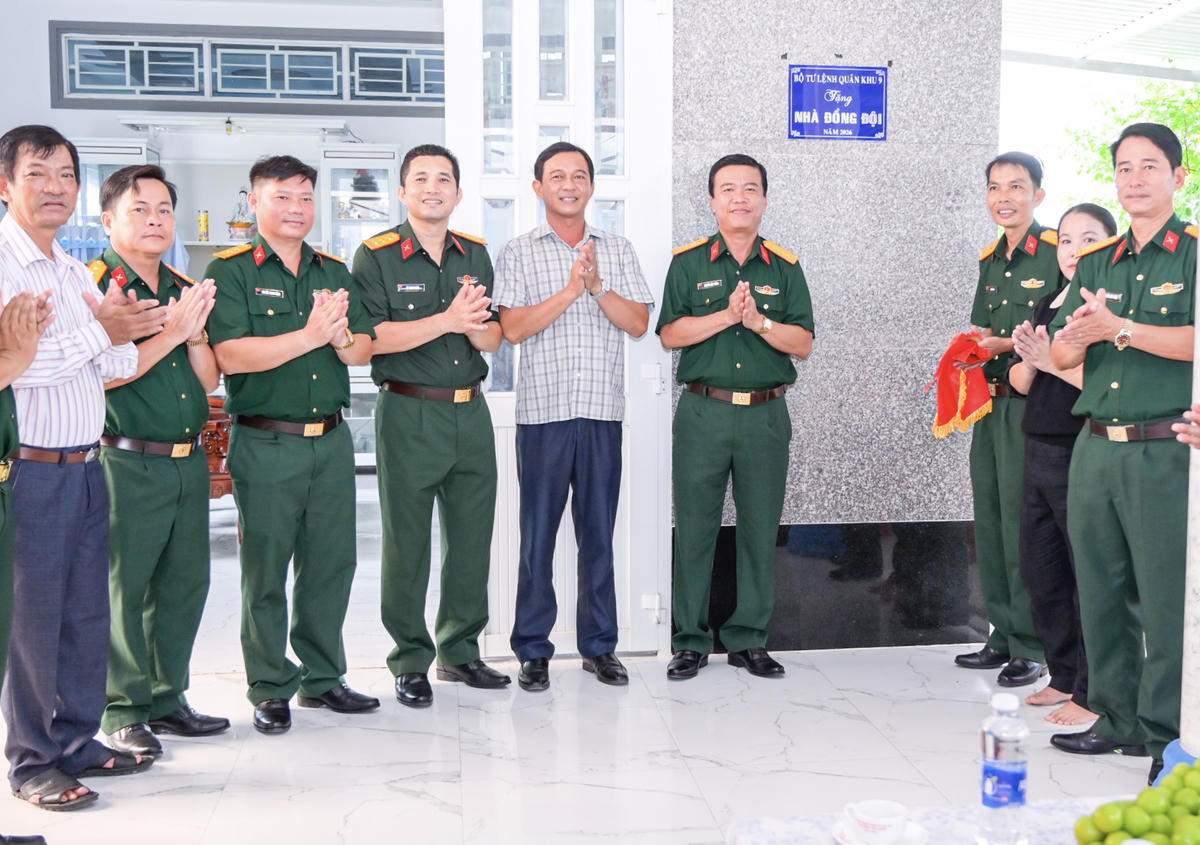 Đoàn công tác Bộ CHQS tỉnh An Giang chụp ảnh lưu niệm tại buổi bàn giao nhà cho gia đình Thiếu tá QNCN Lê Thái Vĩnh. Ảnh: Phương Vũ