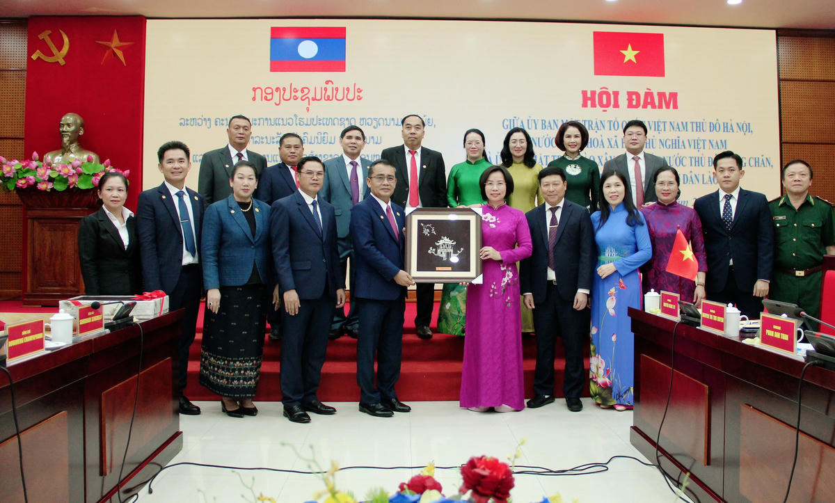 Bà Bùi Huyền Mai, Chủ tịch Ủy ban MTTQ Việt Nam thành phố Hà Nội tặng quà lưu niệm cho đoàn Ủy ban Mặt trận Lào xây dựng đất nước Thủ đô Viêng Chăn. Ảnh: PV