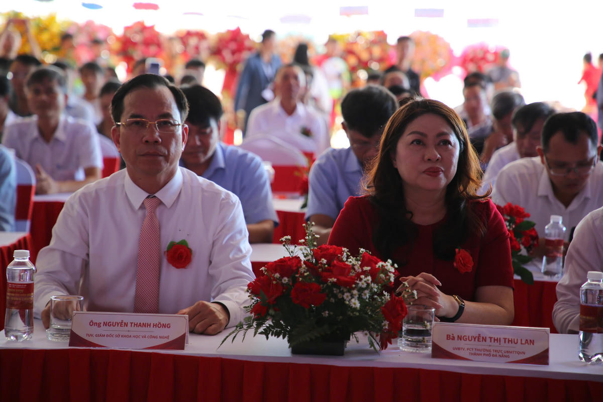 Các đại biểu tham dự lễ khởi công. Ảnh: CĐ.