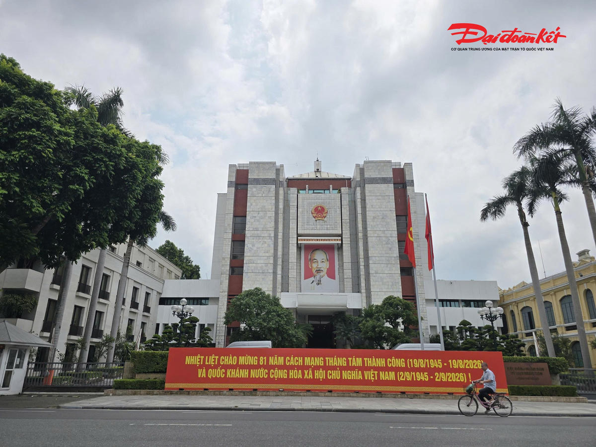 Những ngày cuối tháng 8, không khí chuẩn bị cho kỳ nghỉ lễ Quốc khánh 2/9 diễn ra khẩn trương trên nhiều tuyến đường của Hà Nội. Bên cạnh việc trang hoàng phố phường, các đơn vị quản lý hạ tầng giao thông cũng tăng cường lực lượng duy tu, vệ sinh và chỉnh trang nhằm bảo đảm diện mạo đô thị khang trang, giao thông an toàn, thông suốt.