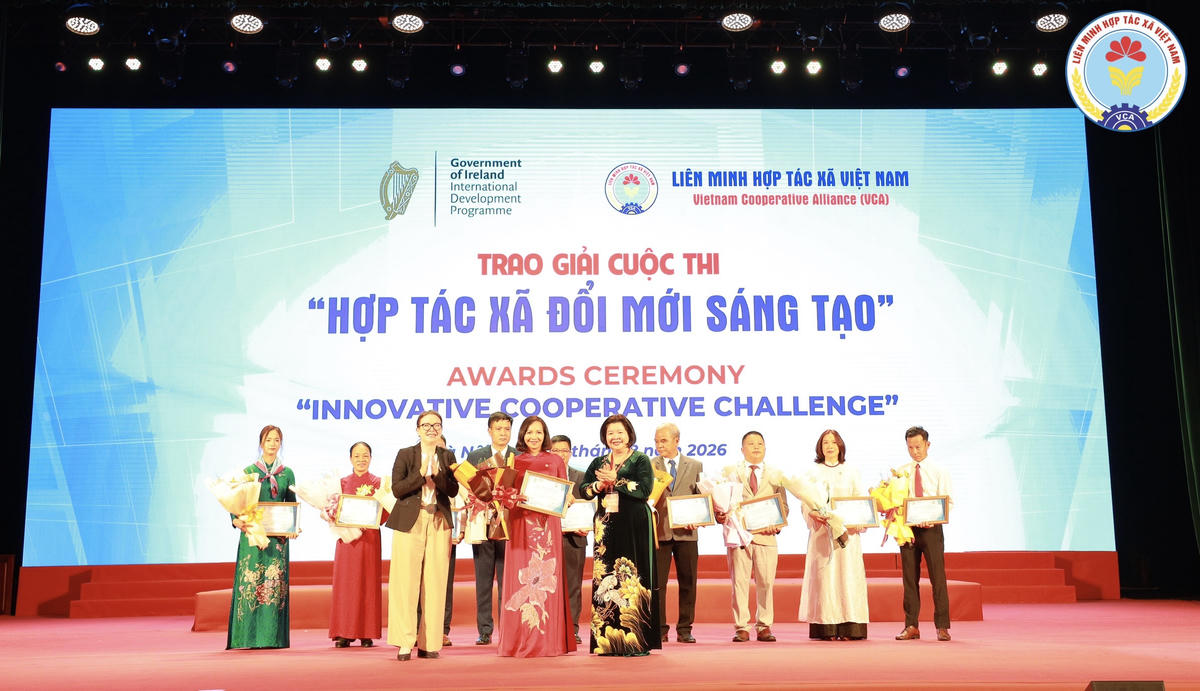 Bà Deirdre Ní Fhallúin, Đại sứ Ai-len tại Việt Nam và bà Cao Xuân Thu Vân, Chủ tịch Liên minh HTX Việt Nam trao giải cho các HTX tại buổi lễ. Ảnh: PV