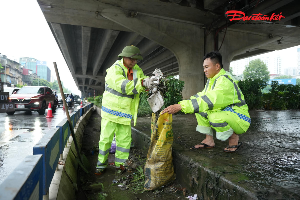 Công nhân thu gom rác thải bị vứt bỏ trên đường, góp phần làm sạch diện mạo đô thị trước dịp Quốc khánh 2/9.