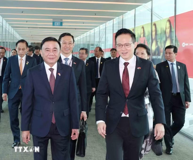 Quốc Vụ khanh Bộ Quốc phòng Singapore Desmond Choo đón Thường trực Ban Bí thư Trần Cẩm Tú tại sân bay Changi. (Ảnh: Phương Hoa/TTXVN)