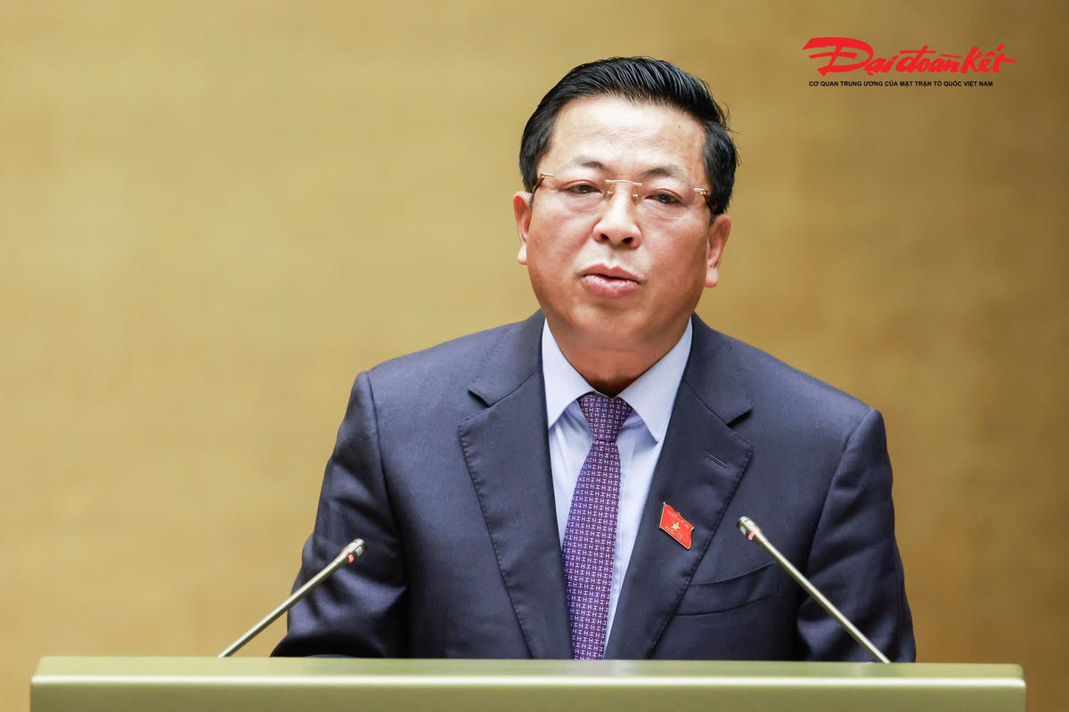 Bộ trưởng Bộ Xây dựng Trần Hồng Minh trình bày Báo cáo giải trình, tiếp thu, chỉnh lý dự thảo Nghị quyết của Quốc hội về chủ trương đầu tư Dự án đầu tư xây dựng đường Vành đai 5 - Vùng Thủ đô Hà Nội trước khi Quốc hội biểu quyết thông qua. Ảnh: Quang Vinh