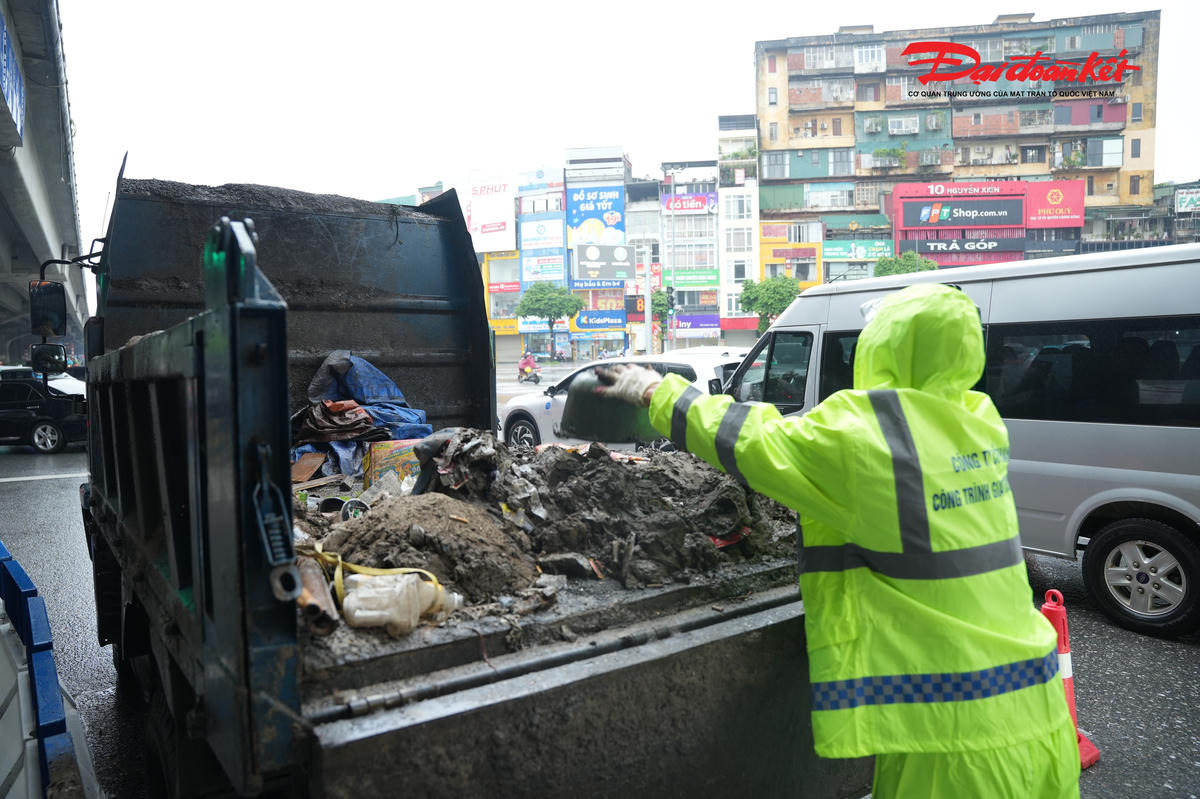 Theo đại diện Ban Duy tu các công trình giao thông, Sở Xây dựng Hà Nội, việc chủ động rà soát, chỉnh trang hệ thống hạ tầng giao thông trước kỳ nghỉ lễ là cần thiết khi nhu cầu đi lại, vận chuyển hành khách và hàng hóa trên địa bàn được dự báo sẽ tăng cao.