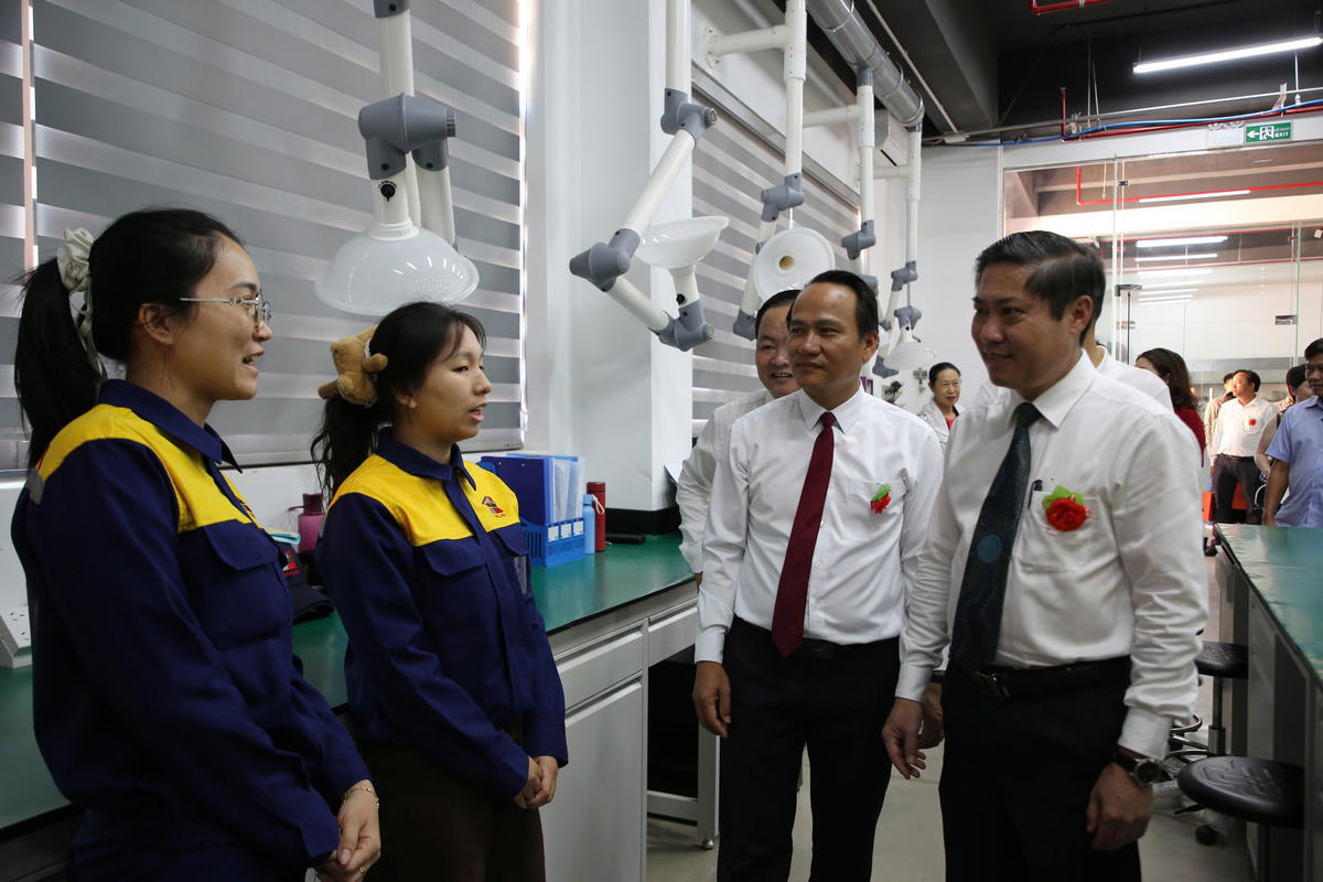 Ông Nguyễn Đình Vĩnh, Chủ tịch Ủy ban MTTQ Việt Nam TP Đà Nẵng cùng Phó Chủ tịch UBND thành phố Phan Thái Bình thăm hỏi công nhân Nhà máy sản xuất hạt nhựa PET Chip và sợi Polyester. Ảnh: TT.
