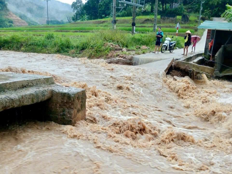 Cầu tràn tuyến đường thôn Pọng - suối Tút, xã Quang Chiểu bị gãy sáng 24/8. Ảnh: DVC Quang Chiểu