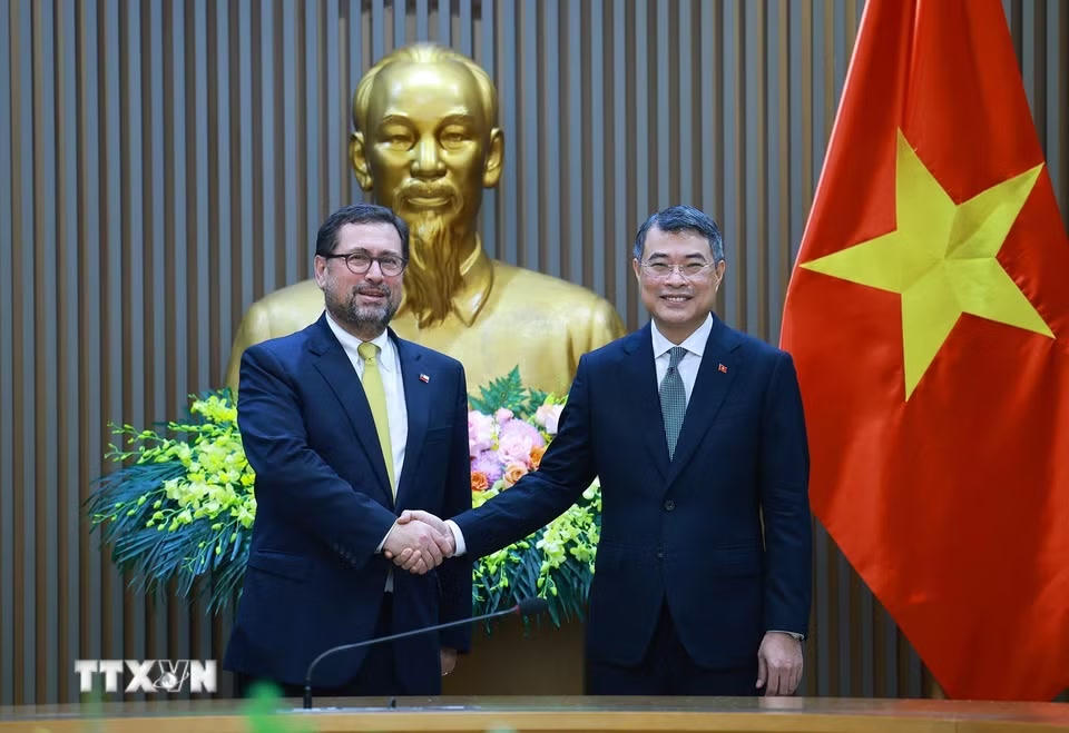 Thủ tướng Lê Minh Hưng tiếp Bộ trưởng Ngoại giao Cộng hòa Chile Francisco Pérez Mackenna. (Ảnh: Dương Giang/TTXVN)