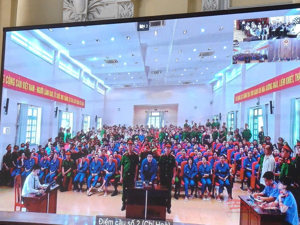 Quang cảnh xét xử vụ án tại điểm cầu phiên tòa tại Trại tạm giam Chí Hòa (T30). Ảnh chụp màn hình.