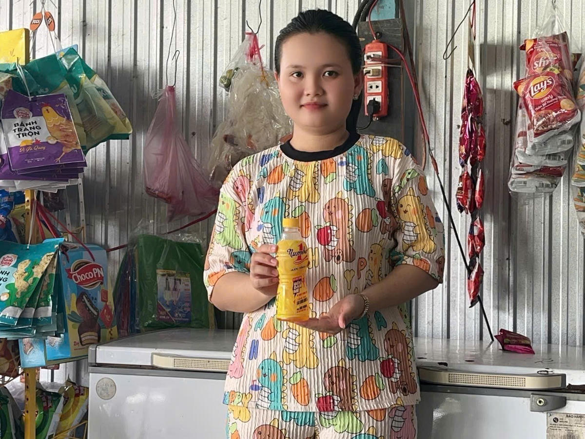 Chị Lê Thị Ngọc Trang bên quán nhỏ tại An Giang — nơi câu chuyện trúng 50 triệu đồng từ một lần xé nhãn chai Number 1 bắt đầu lan khắp xóm (Ảnh NVCC).