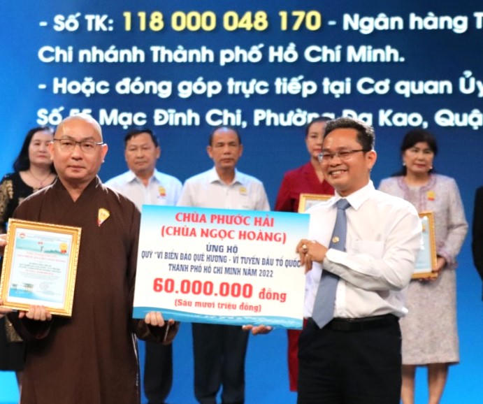 Đại diện Mặt trận TP Hồ Chí Minh tiếp nhận ủng hộ Quỹ “Vì biển đảo quê hương - Vì tuyến đầu Tổ quốc”. Ảnh: QĐ.