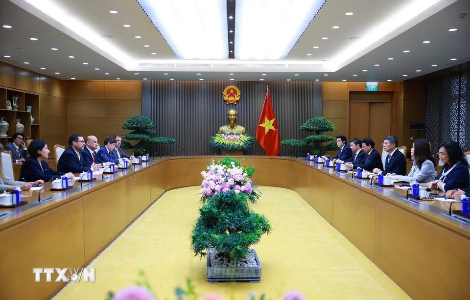 Thủ tướng Lê Minh Hưng tiếp Bộ trưởng Ngoại giao Cộng hòa Chile Francisco Pérez Mackenna. (Ảnh: Dương Giang/TTXVN)