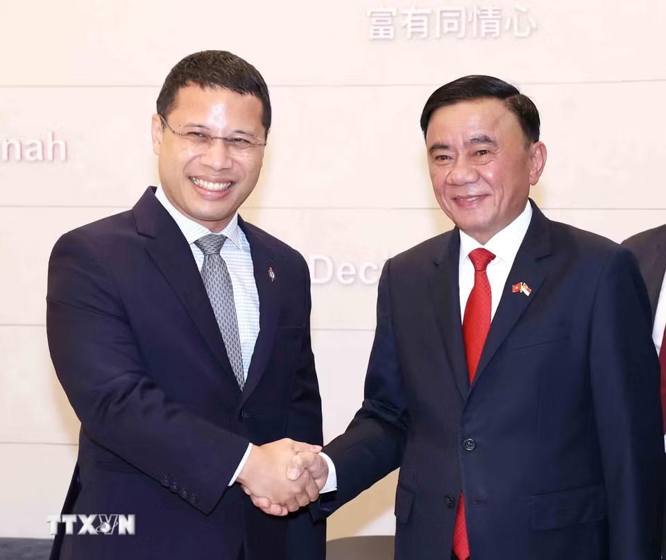 Thường trực Ban Bí thư Trần Cẩm Tú hội kiến Chủ tịch Đảng Hành động Nhân dân Singapore, Bộ trưởng Bộ Giáo dục Singapore Desmond Lee. (Ảnh: Phương Hoa/TTXVN)