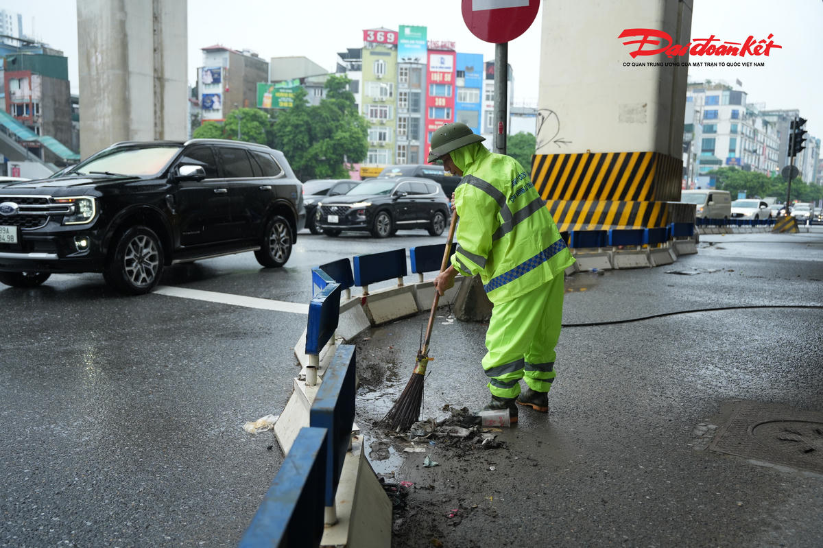 Việc chỉnh trang không chỉ hướng đến diện mạo đô thị sạch đẹp trong dịp lễ mà còn góp phần nâng cao khả năng nhận diện hệ thống báo hiệu, hạn chế nguy cơ mất an toàn giao thông khi lượng phương tiện gia tăng.