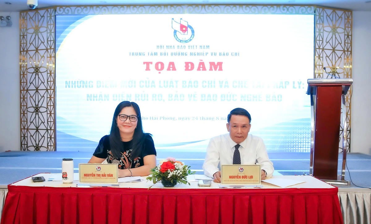 Ông Nguyễn Đức Lợi, Phó Chủ tịch Thường trực Hội Nhà báo Việt Nam và bà Nguyễn Thị Hải Vân, Giám đốc Trung tâm Bồi dưỡng nghiệp vụ báo chí chủ trì tọa đàm. Ảnh: Sơn Hải. 