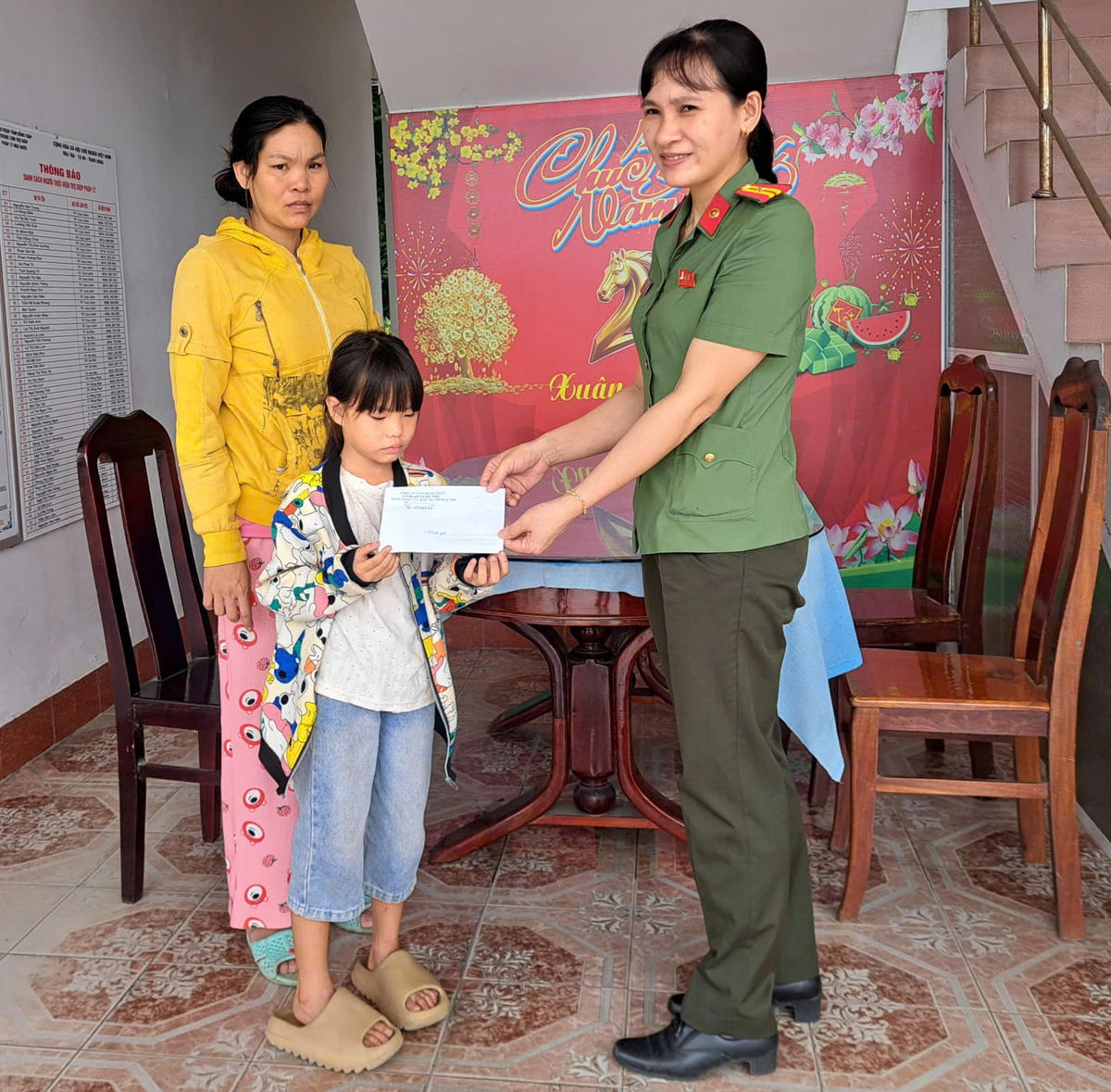 Công an xã Mỹ Thọ trao hỗ trợ cho trẻ em có hoàn cảnh khó khăn, góp phần sẻ chia, giúp gia đình vượt qua khó khăn. (Ảnh: An Bình).