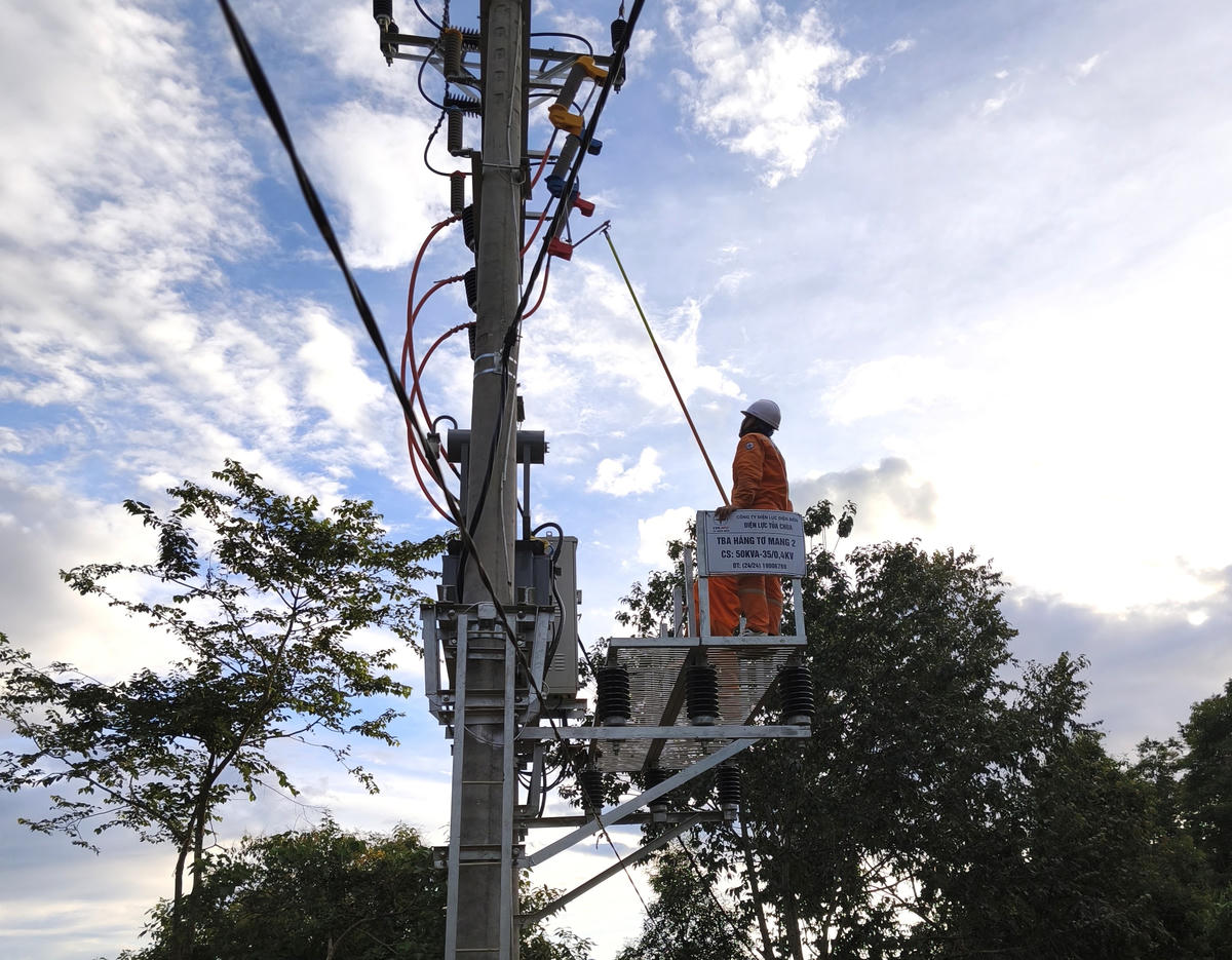 Nhân viên Điện lực Tủa Chùa thao tác đóng điện, đưa điện lưới quốc gia về bản trong chương trình “Bừng sáng Điện Biên” tại xã Tủa Chùa, tỉnh Điện Biên.