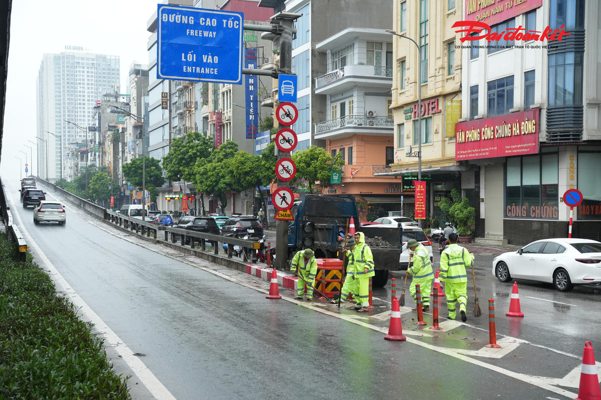 Theo ghi nhận của PV Báo Đại đoàn kết tại nút giao Nguyễn Trãi - Khuất Duy Tiến, công nhân đang tất bật thực hiện nhiều phần việc. Các biển báo giao thông được lau chùi, hệ thống hạ tầng được kiểm tra, những vị trí hư hỏng, xô lệch được rà soát để kịp thời khắc phục.