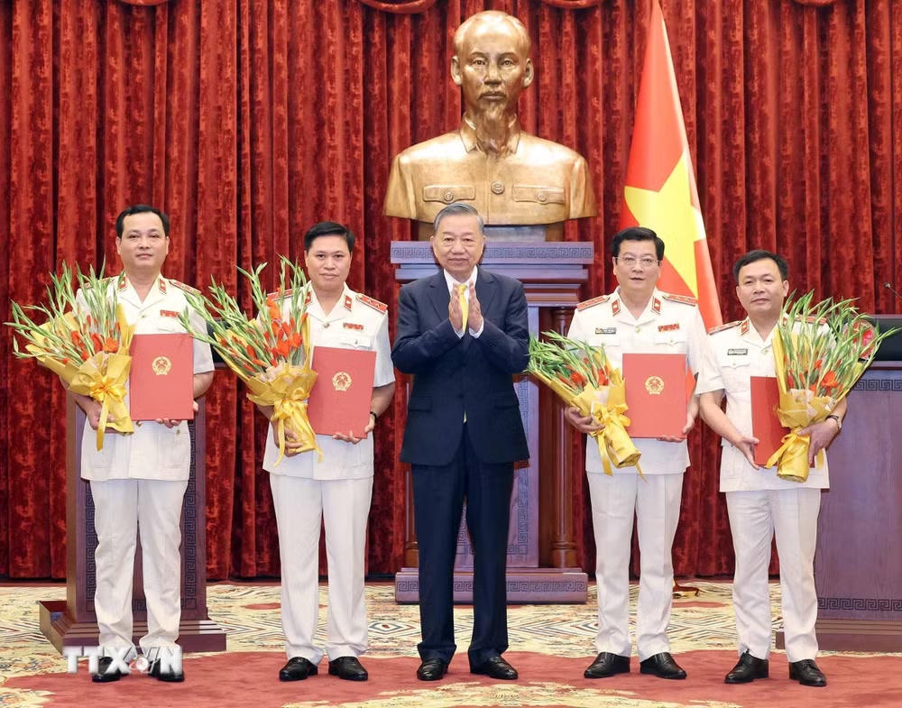 ttxvn-tong-bi-thu-chu-tich-nuoc-to-lam-trao-quyet-dinh-bo-nhiem-chuc-danh-kiem-sat-vien-vien-kiem-sat-nhan-dan-toi-cao-8978620-1.jpg