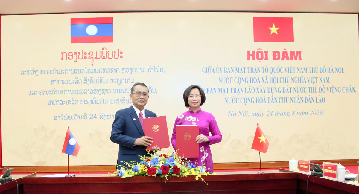 Bà Bùi Huyền Mai, Phó Chủ tịch không chuyên trách Ủy ban Trung ương MTTQ Việt Nam, Ủy viên Ban Thường vụ Thành ủy, Chủ tịch Ủy ban MTTQ Việt Nam thành phố Hà Nội và ông Phông-xả-vẳn Sỉ-li-phăn, Ủy viên Ủy ban Trung ương Mặt trận Lào xây dựng đất nước, Ủy viên Ban Thường vụ Thành ủy, Chủ tịch Ủy ban Mặt trận Lào xây dựng đất nước Thủ đô Viêng Chăn ký kết biên bản hợp tác, giai đoạn 2026- 2030. Ảnh: PV