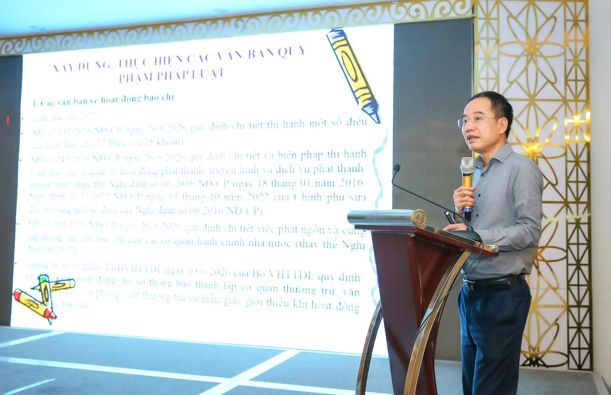 Ông Nguyễn Văn Hiếu, Phó Cục trưởng Cục Báo chí (Bộ Văn hóa, Thể thao và Du lịch)  chia sẻ những điểm mới của Luật Báo chí 2025. Ảnh: Sơn Hải. 