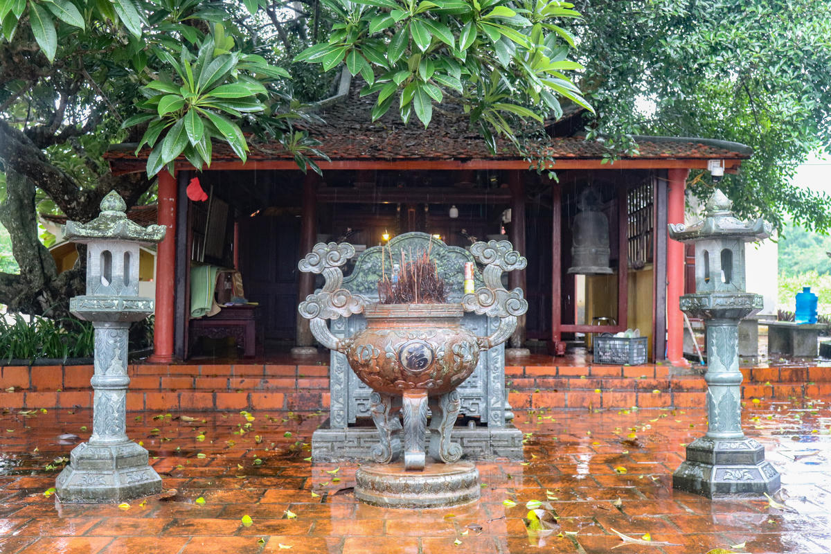 Khu lăng mộ là nơi an táng của Thái phi Nguyễn Thị Ngọc Diệm, vợ chúa Trịnh Doanh, mẹ chúa Trịnh Sâm. Ông Tống Hùng Nam, người trông coi di tích cho biết, bà Ngọc Diệm từng được tôn xưng là Thánh mẫu nên nơi đây còn được gọi là lăng bà Thánh mẫu hay miếu Bà. Ảnh: Đình Minh