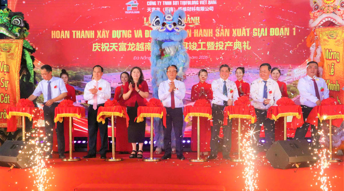 Các đại biểu thực hiện nghi thức khánh thành  Dự án Nhà máy sản xuất hạt nhựa PET Chip và sợi Polyester. Ảnh: TT.