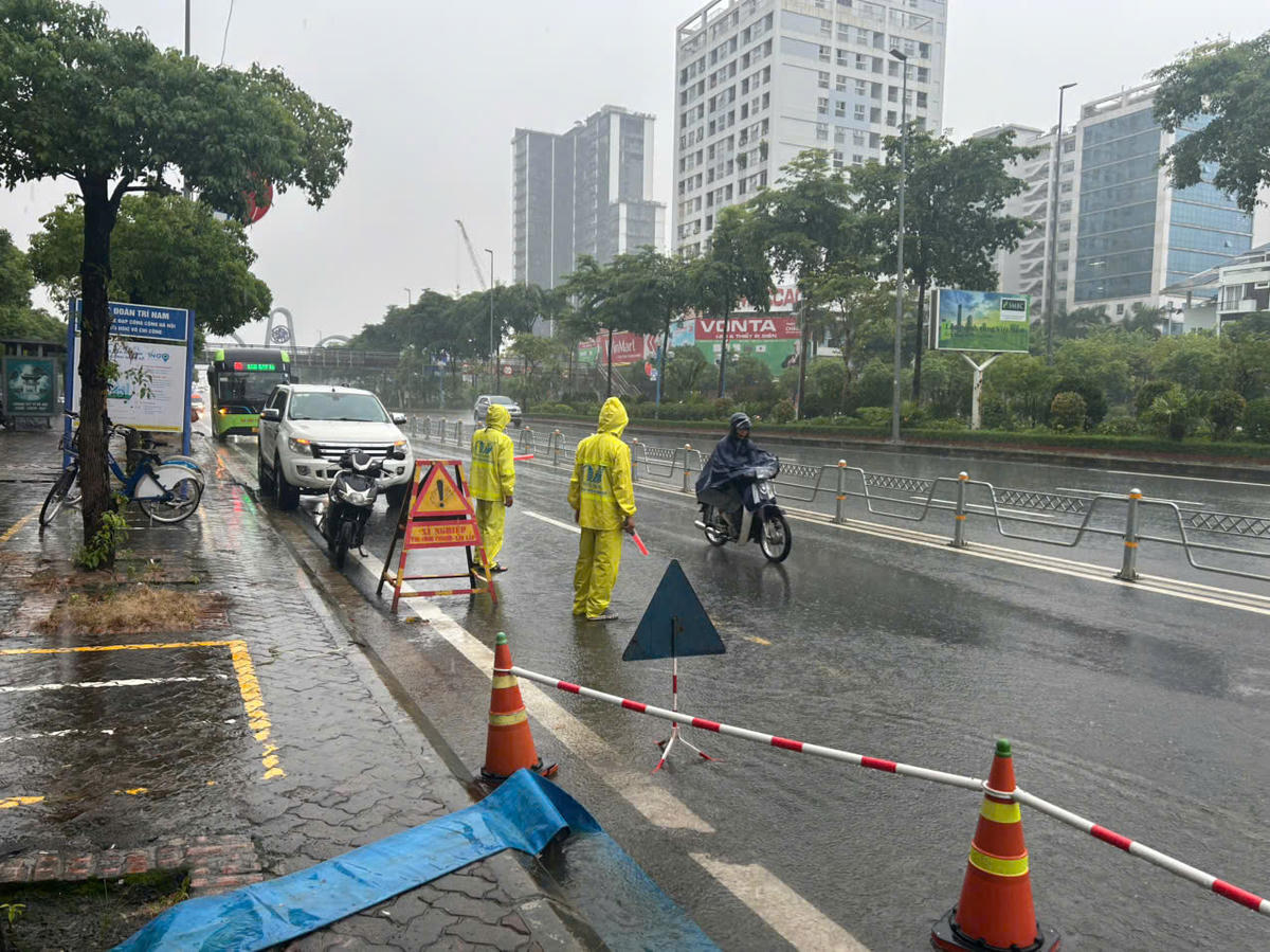 Mưa lớn kéo dài khiến một số khu vực tại Hà Nội xuất hiện úng ngập, lực lượng thoát nước túc trực xử lý, bảo đảm giao thông.
