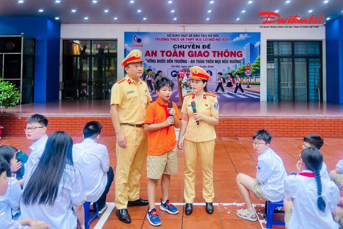 Các em học sinh hào hứng trao đổi, trả lời câu hỏi và xử lý những tình huống giao thông thực tế.