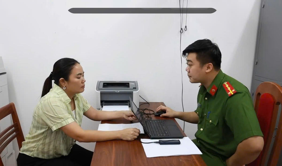 Bùi Thị Kim Tuyên (vợ Hải Sapa Tivi) tại Cơ quan điều tra. Ảnh: CACC.