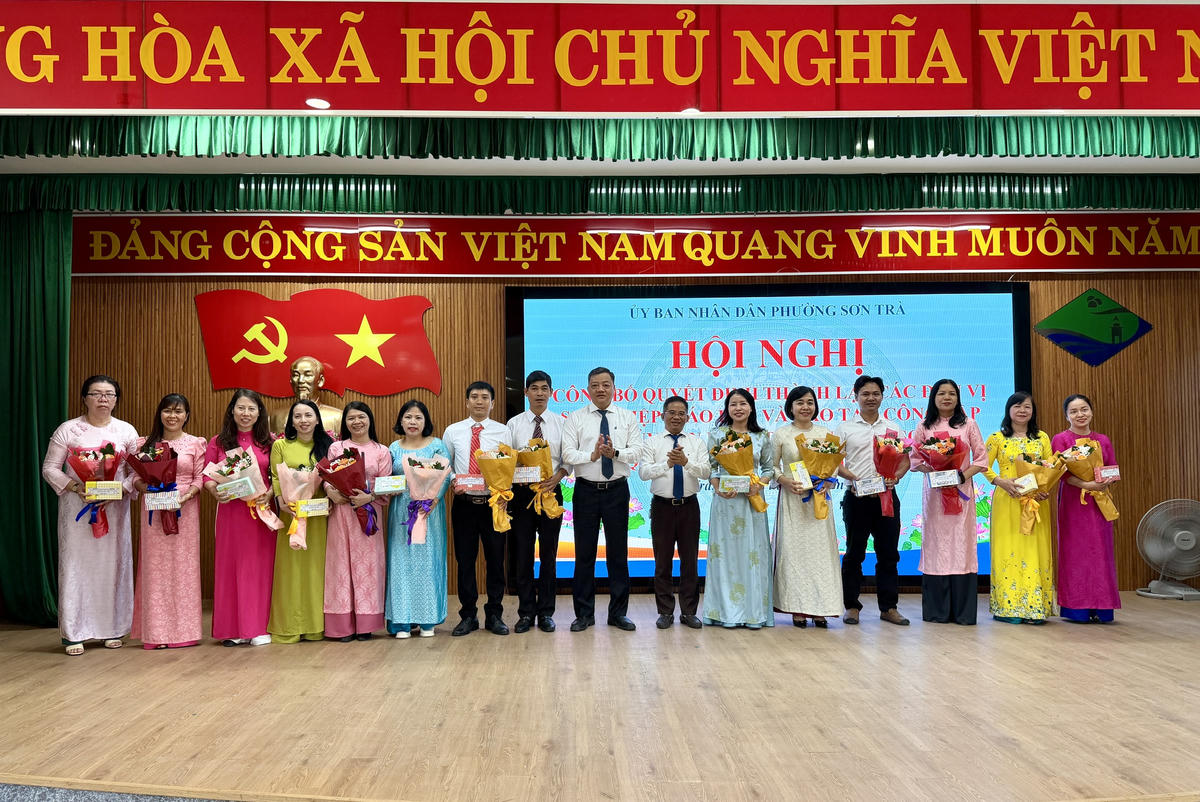 Phường Sơn Trà tặng quà tri ân các nguyên cán bộ quản lý các trường. Ảnh: Nguyễn Tú.