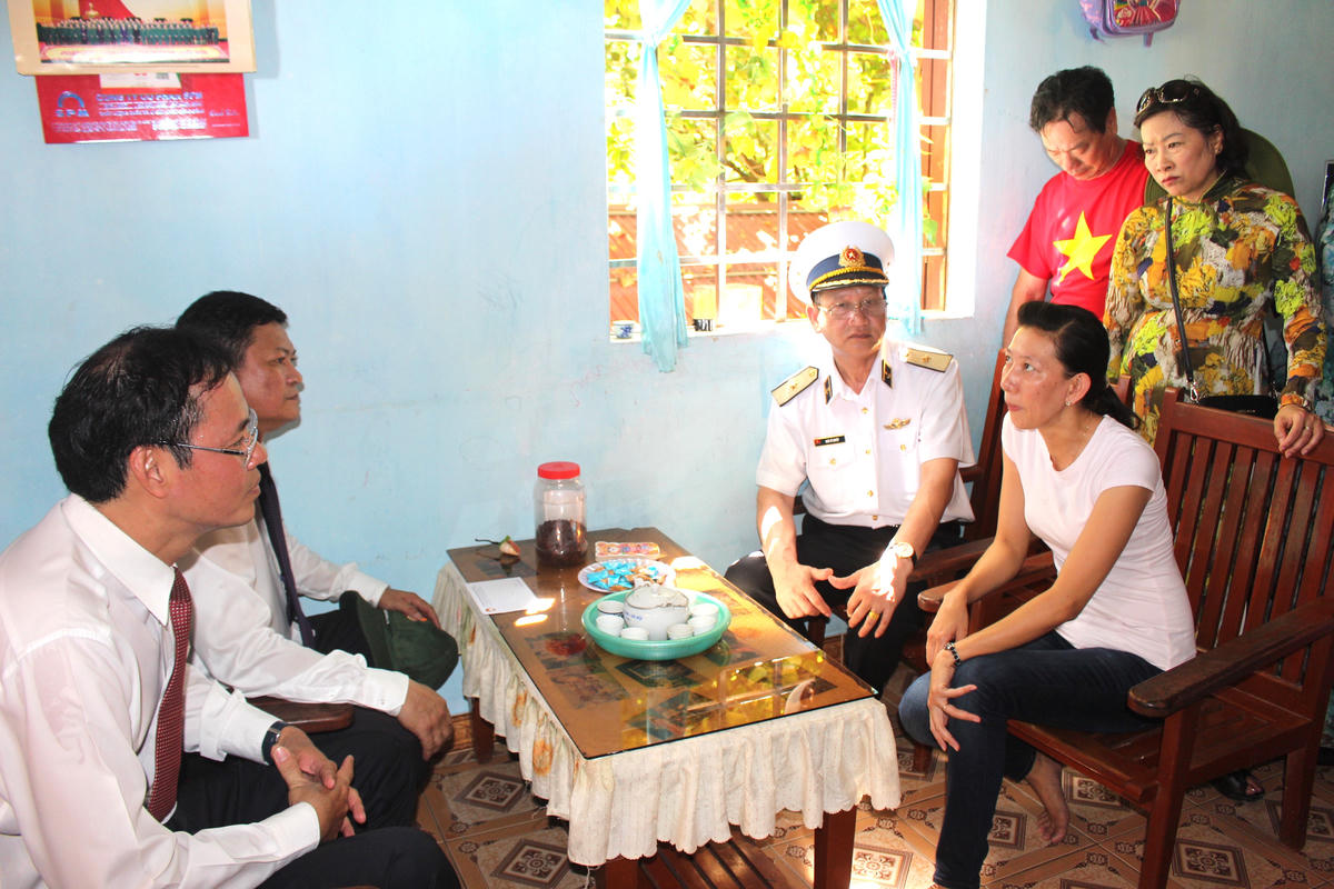 Đại diện lãnh đạo Mặt trận TP Hồ Chí Minh thăm hỏi một gia đình sinh sống trên đảo Trường Sa Lớn. Ảnh tư liệu – QĐ.