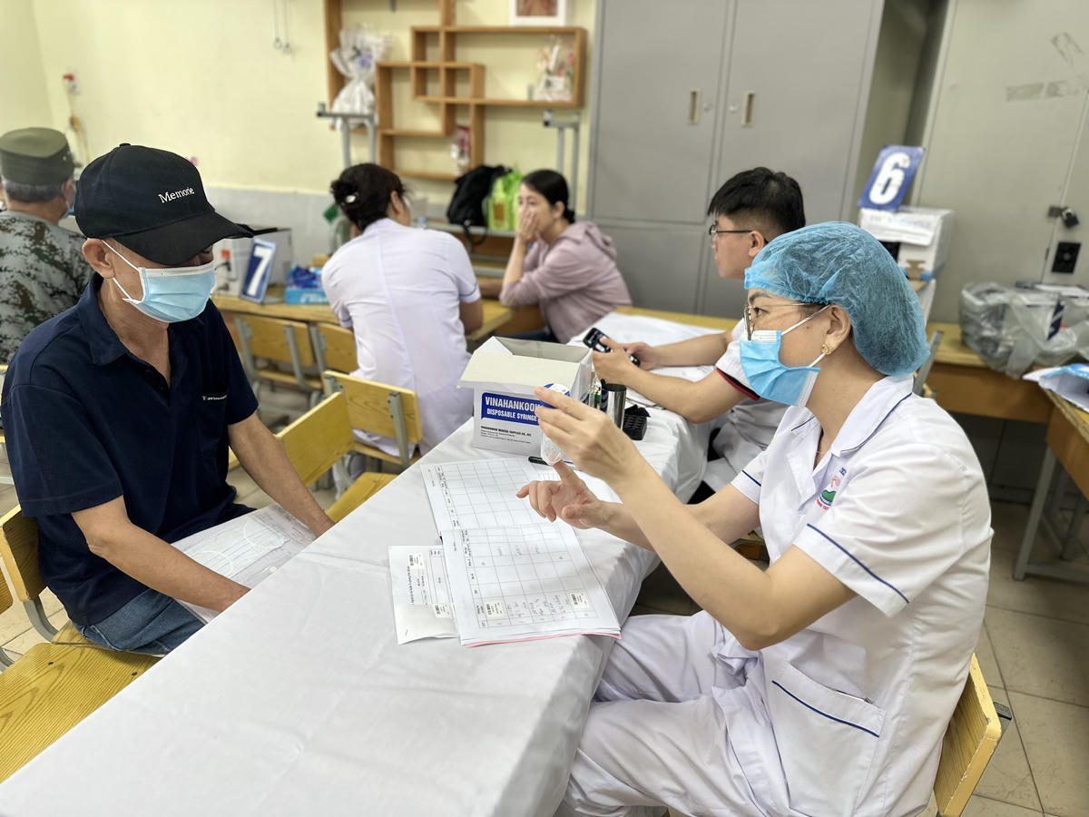 Cán bộ Bệnh viện Phổi Hải Phòng thực hiện các hoạt động chẩn đoán, điều trị cho người dân.