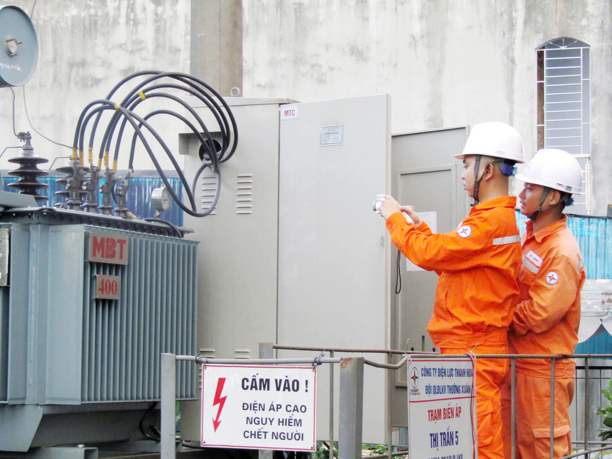Các đơn vị trực thuộc EVNNPC tăng cường kiểm tra lưới điện, thiết bị và hành lang tuyến, chủ động xử lý các khiếm khuyết trước kỳ nghỉ lễ
