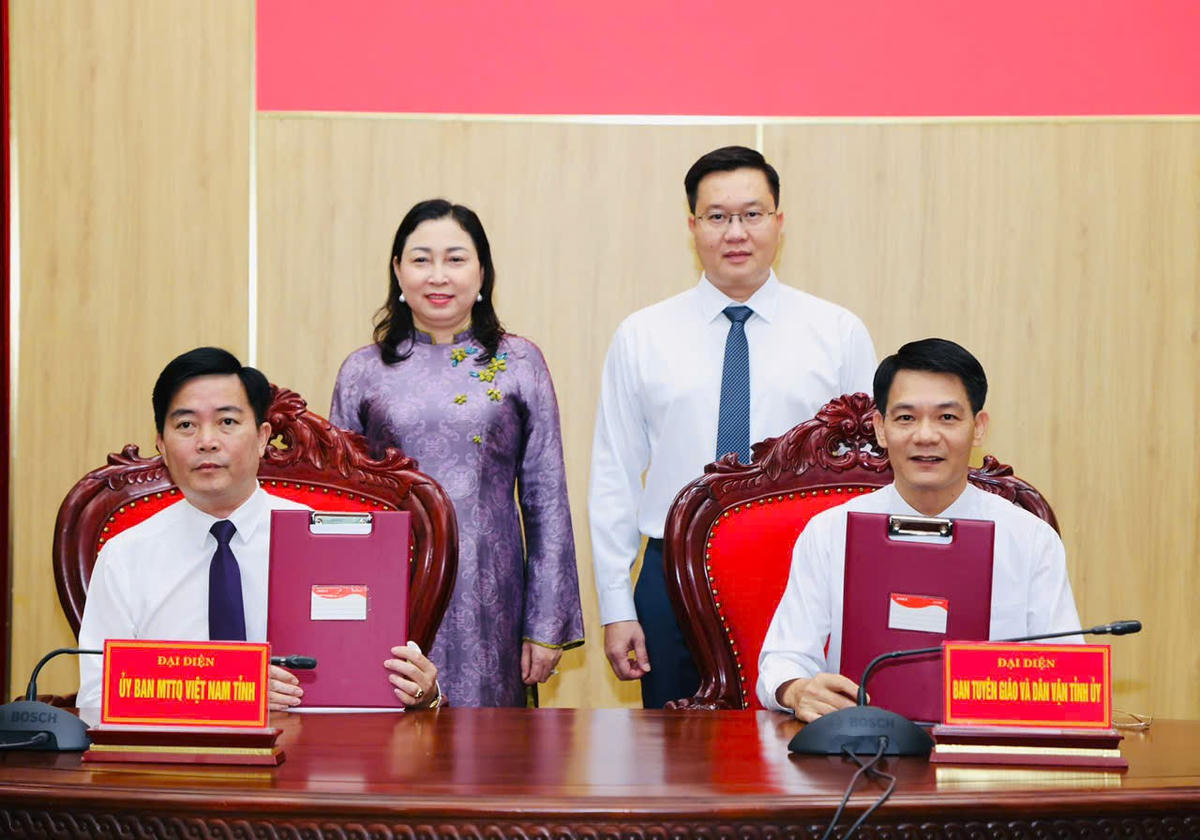 Đại diện Ủy ban MTTQ tỉnh và Ban Tuyên giáo và Dân vận Tỉnh ủy thực hiện nghi thức ký biên bản bàn giao. Ảnh: Đức Lam