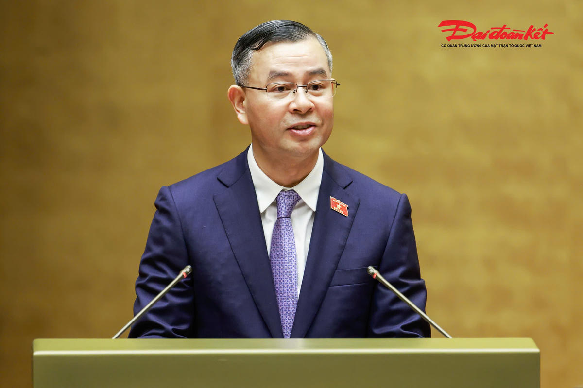 Bộ trưởng Bộ Tài chính, thừa ủy quyền trình bày Báo cáo giải trình, tiếp thu, chỉnh lý dự thảo Nghị quyết của Quốc hội quy định cơ chế, chính sách đặc thù để tháo gỡ khó khăn, vướng mắc trong việc thực hiện các dự án, công trình phục vụ Hội nghị cấp cao APEC 2027 tại Đặc khu Phú Quốc, tỉnh An Giang trước khi Quốc hội biểu quyết thông qua. Ảnh: Quang Vinh
