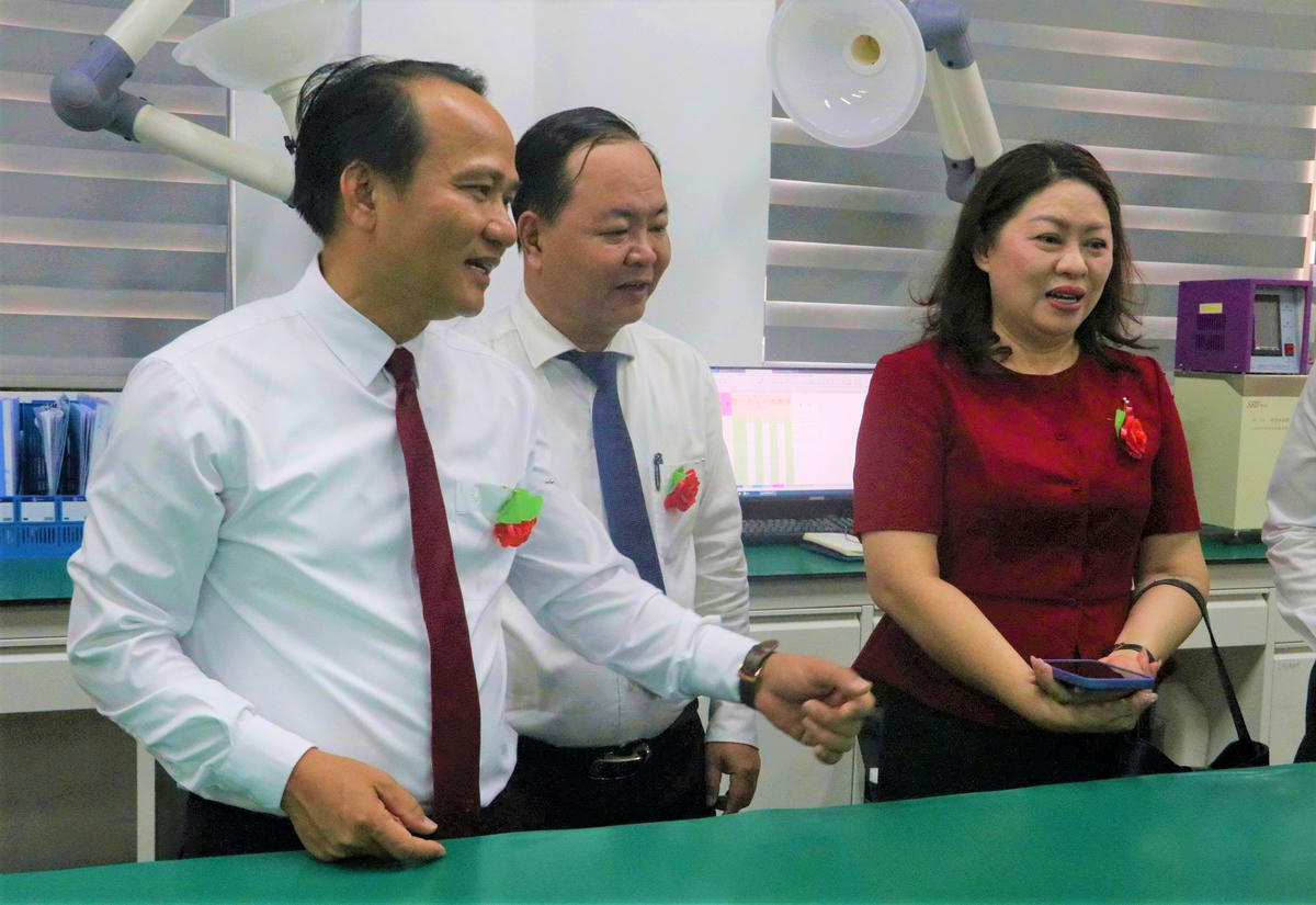 Ông Nguyễn Đình Vĩnh, (bên trái) Chủ tịch Ủy ban MTTQ Việt Nam TP Đà Nẵng cùng các đại biểu tham quan Dự án Nhà máy sản xuất hạt nhựa PET Chip và sợi Polyester. Ảnh: TT.