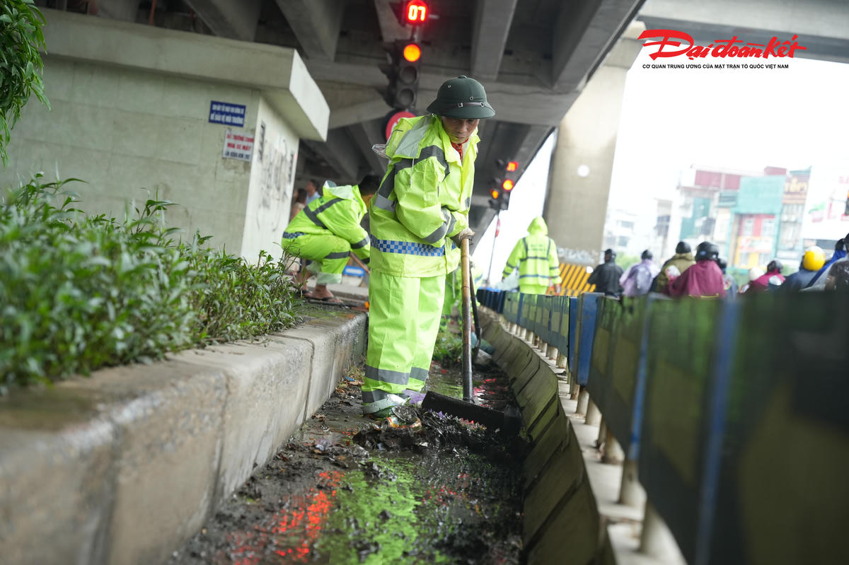 Tại một trong những nút giao có mật độ phương tiện lớn của Thủ đô, công nhân chia thành từng nhóm, khẩn trương hoàn thành công việc để hạn chế ảnh hưởng đến hoạt động đi lại của người dân.