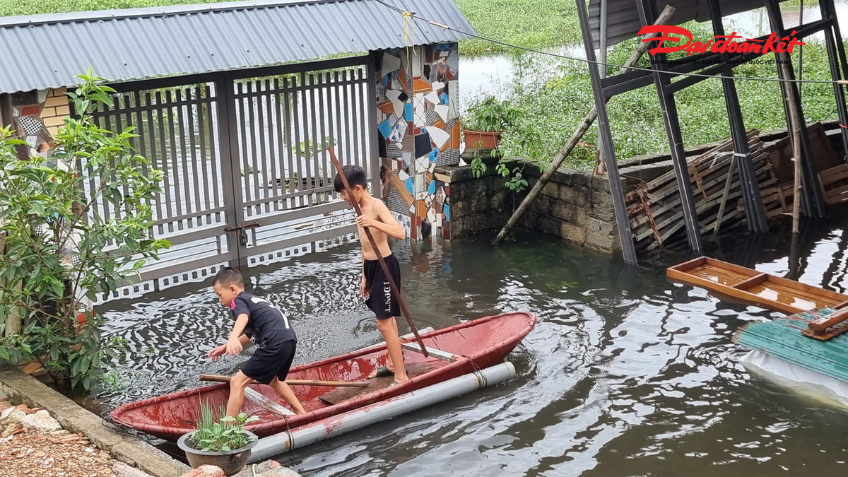  Nguyên nhân là do nước sông Cầu dâng cao, chảy ngược vào khu dân cư.