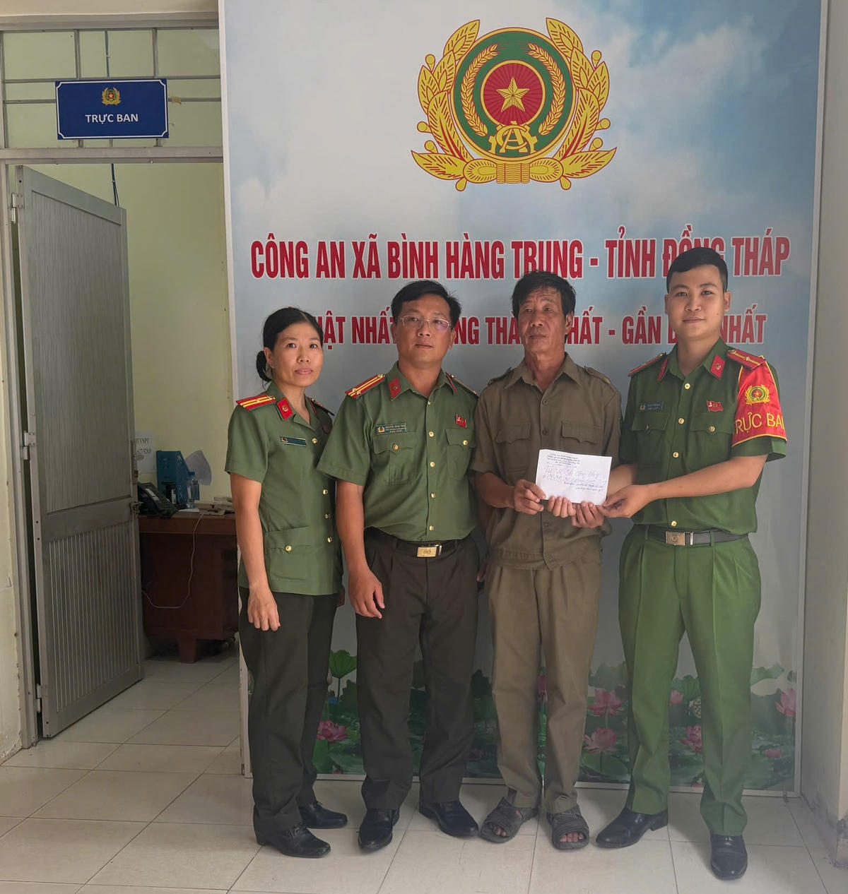 Công an xã Bình Hàng Trung trao hỗ trợ cho người có hoàn cảnh khó khăn từ nguồn quỹ “Tủ bán vé số - Chung tay vì cộng đồng”. (Ảnh: An Bình).