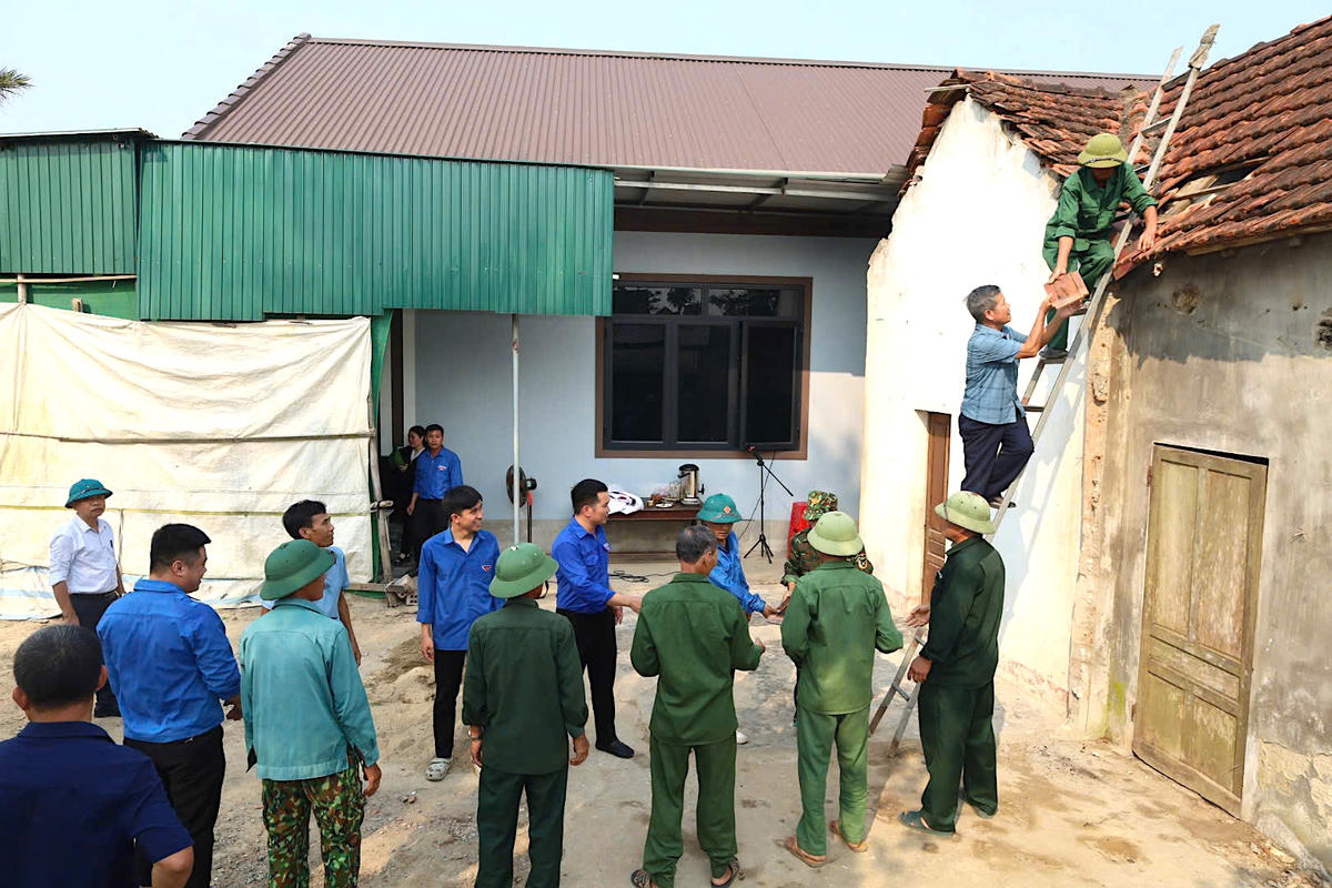 Những cánh tay nối dài cùng hỗ trợ gia đình ông Đặng Hữu Sơn (xã Việt Xuyên, tỉnh Hà Tĩnh) xây dựng nhà ở. Ảnh: HN.