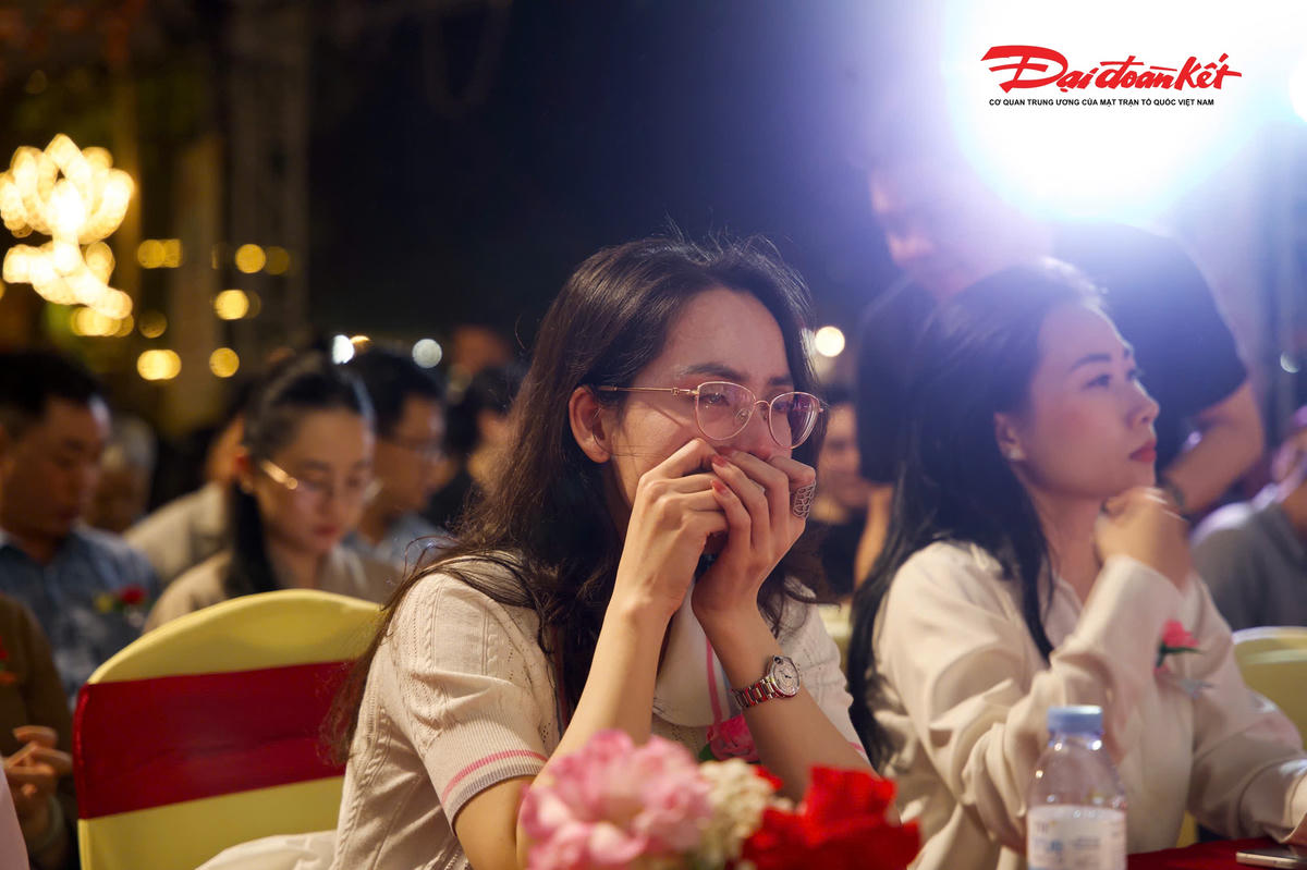 Mùa Vu Lan, lòng người lặng lại trước hai tiếng mẹ cha