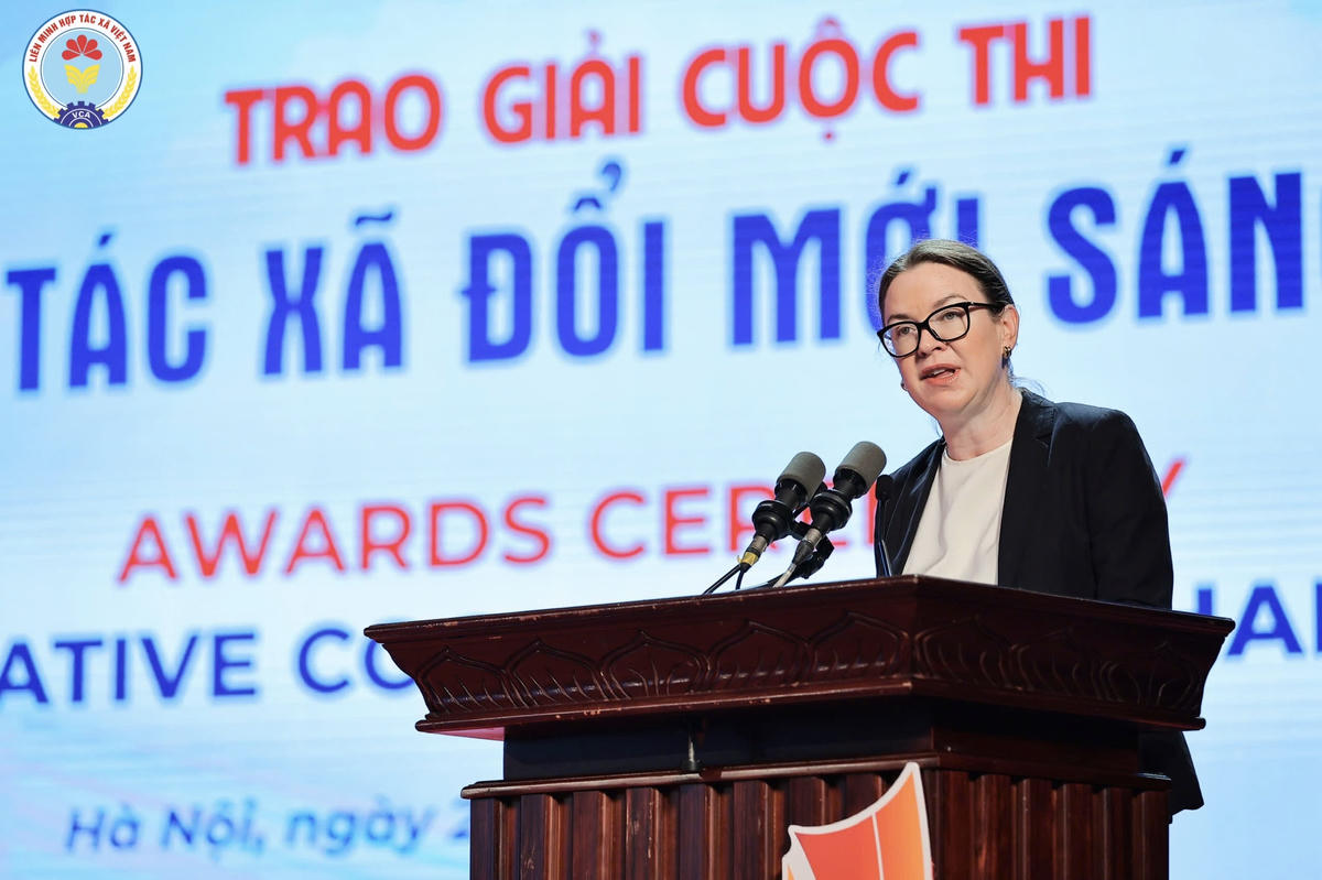 Bà Deirdre Ní Fhallúin - đại sứ Ai-len tại Việt Nam phát biểu tại buổi lễ. Ảnh: PV
