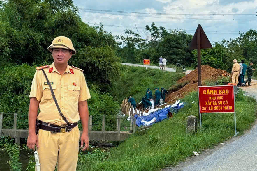 CSGT phối hợp với chính quyền địa phương túc trực, cảnh báo và bảo đảm an toàn giao thông tại khu vực sạt lở.