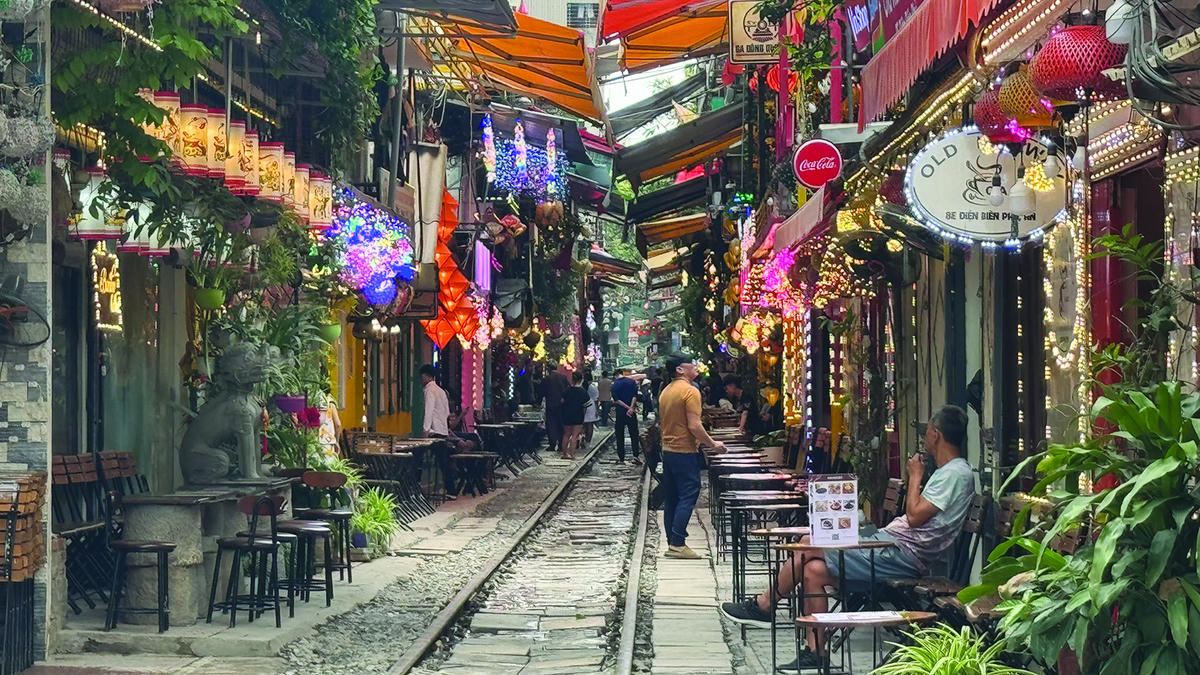 Một đoạn phố cà phê đường tàu ở Hà Nội. Ảnh: Thư Hoàng.