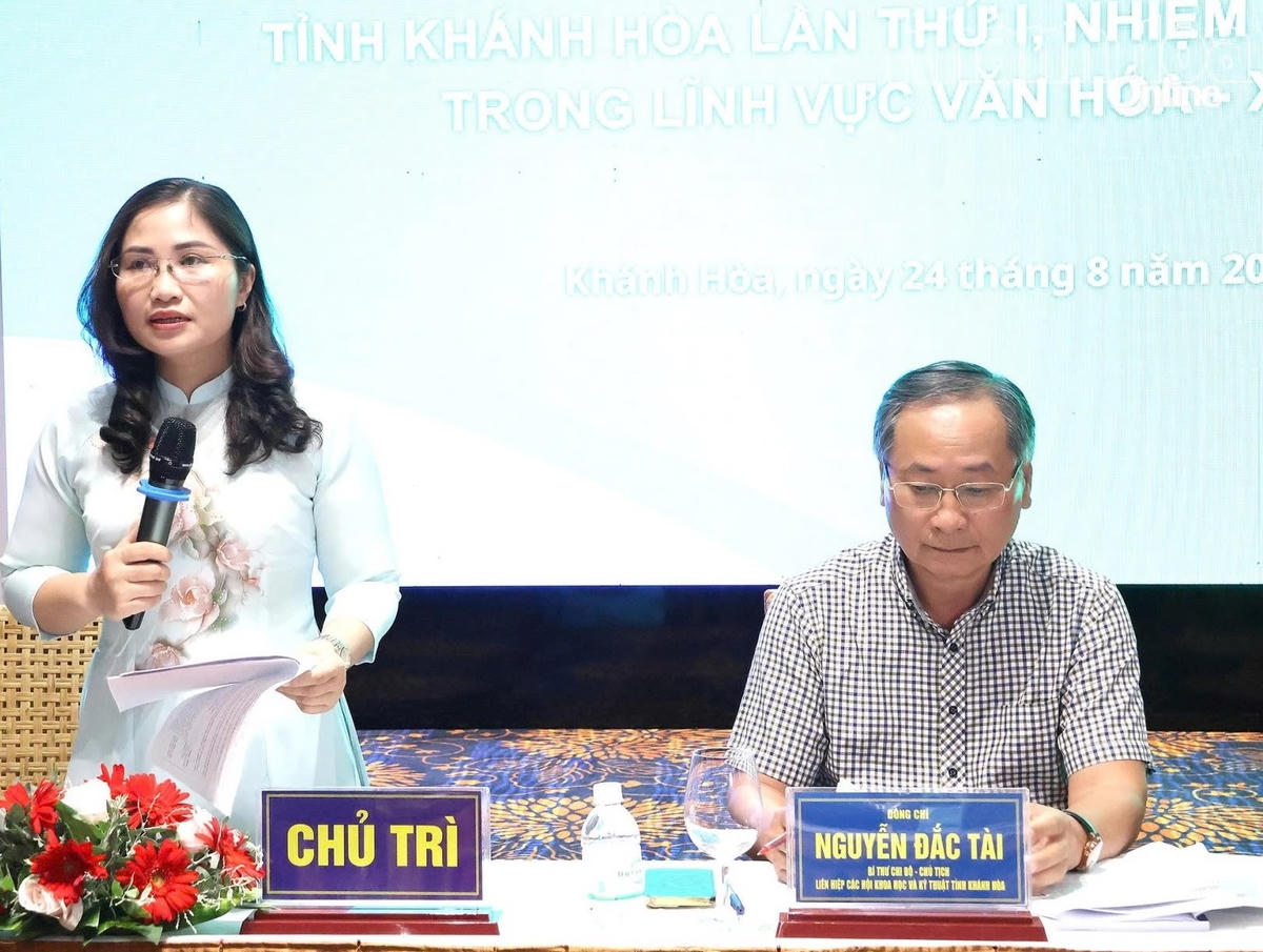 Đoàn chủ trì phiên thảo luận tại diễn đàn.
