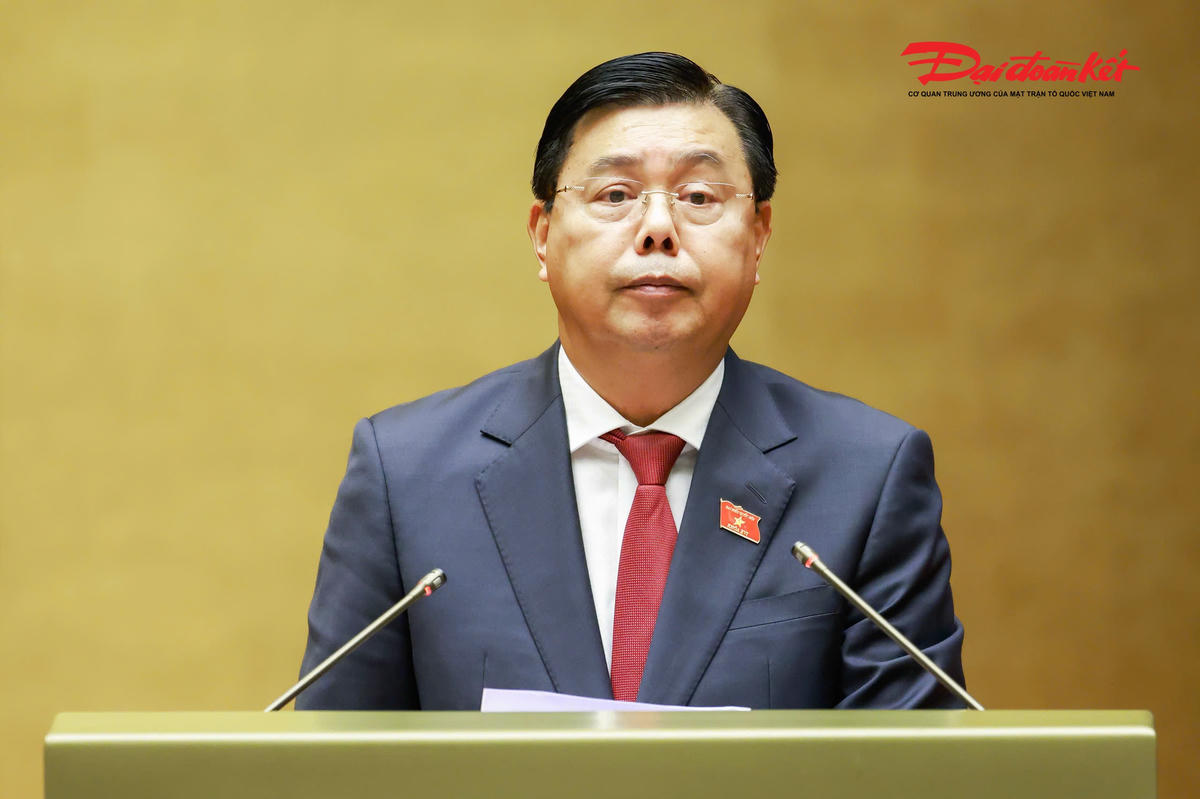 Bộ trưởng Bộ Nội vụ Nguyễn Tiến Hải trình bày Báo cáo giải trình, tiếp thu, chỉnh lý dự thảo Luật sửa đổi, bổ sung một số điều của Luật Người lao động Việt Nam đi làm việc ở nước ngoài theo hợp đồng trước khi Quốc hội biểu quyết thông qua. Ảnh: Quang Vinh