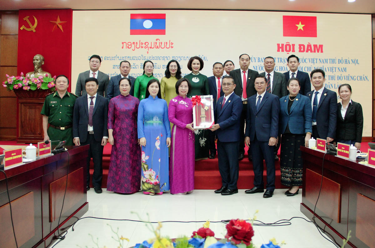 Đoàn Ủy ban Mặt trận Lào xây dựng đất nước Thủ đô Viêng Chăn tặng quà lưu niệm cho Ủy ban MTTQ Việt Nam thành phố Hà Nội. Ảnh: PV