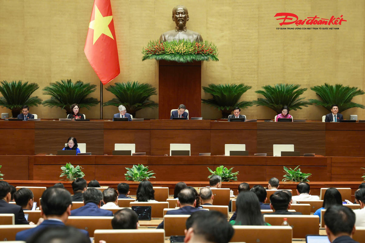 Chủ tọa điều hành phiên họp