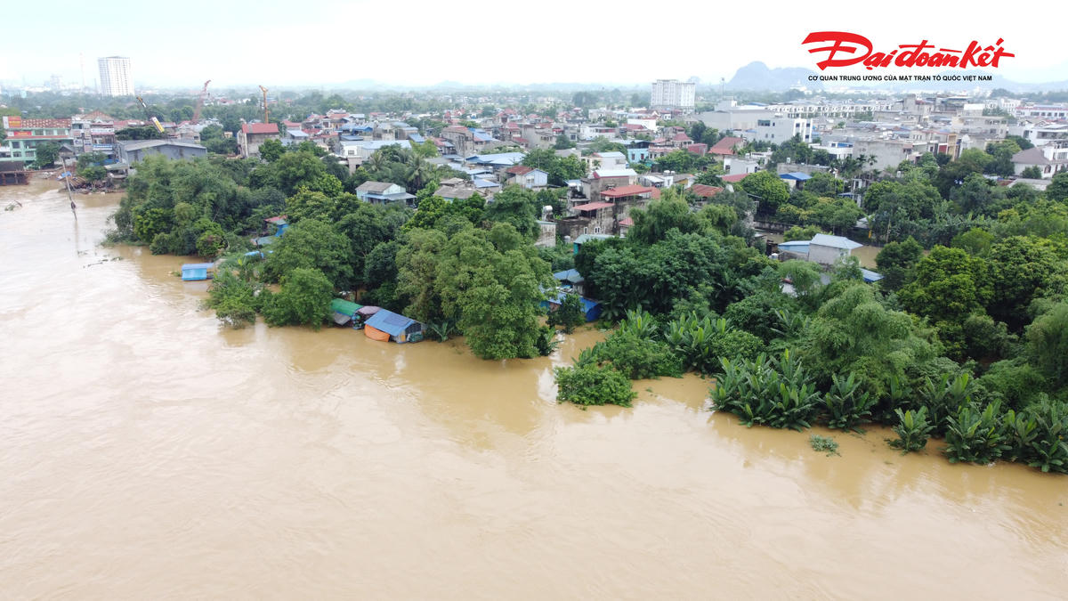 Nước sông dâng cao đã gây ngập úng một số khu dân cư nằm giáp với bờ sông thuộc địa phận phường Linh Sơn, tỉnh Thái Nguyên.